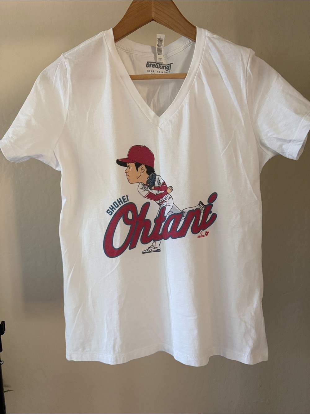 Breaking T Shohei Ohtani MLB Los Angels Angels V-Neck Graphic Tee Size M